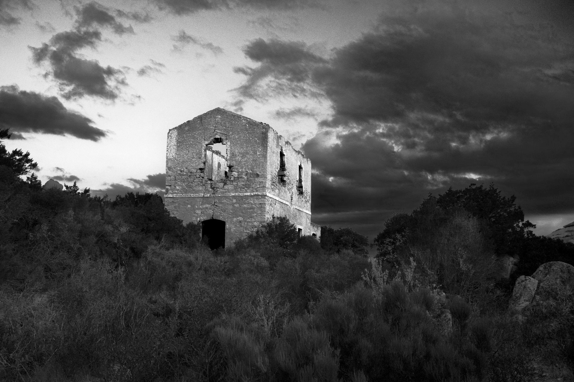 Non &egrave; la fine del mondo Paolo Bottaro, Un cammino tra La Maddalena e Caprera, sulle tracce del tempo di https://www.instagram.com/miraggi.mediterranei/ Portfolio realizzato nell'ambito del Workshop Costruisci il tuo portfolio (03 -