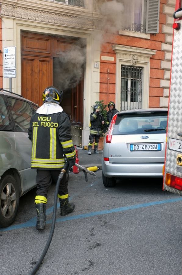Incendio in via Catone a Roma (14 marzo 2014)